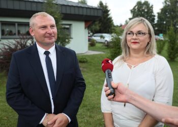 25.07.2021. Ciekoty. Konkurs „Bezpieczne Gospodarstwo Rolne”. Na zdjęciu: Michał i Dorota Zielińscy - zwycięzcy konkursu / Wiktor Taszłow / Radio Kielce