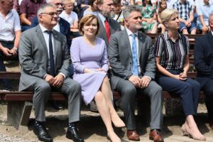 25.07.2021. Ciekoty. Konkurs „Bezpieczne Gospodarstwo Rolne”. Na zdjęciu (od lewej): Tadeusz Jakubowski - dyrektor KRUS w Kielcach, Anna Krupka - wiceminister dziedzictwa narodowego, kultury i sportu, Krzysztof Słoń - senator PiS i Aleksandra Hadzik - prezes Kasy Rolniczego Ubezpieczenia Społecznego / Wiktor Taszłow / Radio Kielce