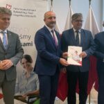 05.07.2021. Kielce. Konferencja PFRON. Na zdjęciu (od lewej): Krzysztof Słoń - senator Prawa i Sprawiedliwości, Mariusz Ściana - członek zarządu powiatu kieleckiego, Tomasz Pleban - wicestarosta powiatu kieleckiego, Andrzej Michalski - dyrektor świętokrzyskiego oddziału PFRON / Iwona Murawska / Radio Kielce