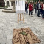 04.07.2021. Busko-Zdrój. 27 Międzynarodowy Festiwal Muzyczny im. Krystyny Jamroz. Odsłonięcie słoneczka przez Tomasza Strahla / Dorota Klusek / Radio Kielce