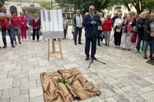 04.07.2021. Busko-Zdrój. 27 Międzynarodowy Festiwal Muzyczny im. Krystyny Jamroz. Odsłonięcie słoneczka przez Tomasza Strahla. Przemawia Artur Jaroń – dyrektor artystyczny festiwalu / Dorota Klusek / Radio Kielce