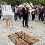 04.07.2021. Busko-Zdrój. 27 Międzynarodowy Festiwal Muzyczny im. Krystyny Jamroz. Odsłonięcie słoneczka przez Tomasza Strahla. Przemawia Waldemar Sikora – burmistrz Buska-Zdroju / Dorota Klusek / Radio Kielce