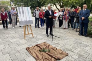 04.07.2021. Busko-Zdrój. 27 Międzynarodowy Festiwal Muzyczny im. Krystyny Jamroz. Odsłonięcie słoneczka przez Tomasza Strahla. Przemawia Waldemar Sikora – burmistrz Buska-Zdroju / Dorota Klusek / Radio Kielce