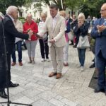 04.07.2021. Busko-Zdrój. 27 Międzynarodowy Festiwal Muzyczny im. Krystyny Jamroz. Odsłonięcie słoneczka przez Tomasza Strahla / Dorota Klusek / Radio Kielce