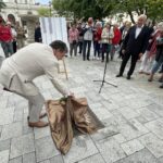 04.07.2021. Busko-Zdrój. 27 Międzynarodowy Festiwal Muzyczny im. Krystyny Jamroz. Odsłonięcie słoneczka przez Tomasza Strahla / Dorota Klusek / Radio Kielce