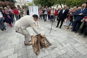 04.07.2021. Busko-Zdrój. 27 Międzynarodowy Festiwal Muzyczny im. Krystyny Jamroz. Odsłonięcie słoneczka przez Tomasza Strahla / Dorota Klusek / Radio Kielce