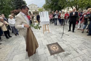 04.07.2021. Busko-Zdrój. 27 Międzynarodowy Festiwal Muzyczny im. Krystyny Jamroz. Odsłonięcie słoneczka przez Tomasza Strahla / Dorota Klusek / Radio Kielce