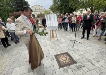 04.07.2021. Busko-Zdrój. 27 Międzynarodowy Festiwal Muzyczny im. Krystyny Jamroz. Odsłonięcie słoneczka przez Tomasza Strahla / Dorota Klusek / Radio Kielce