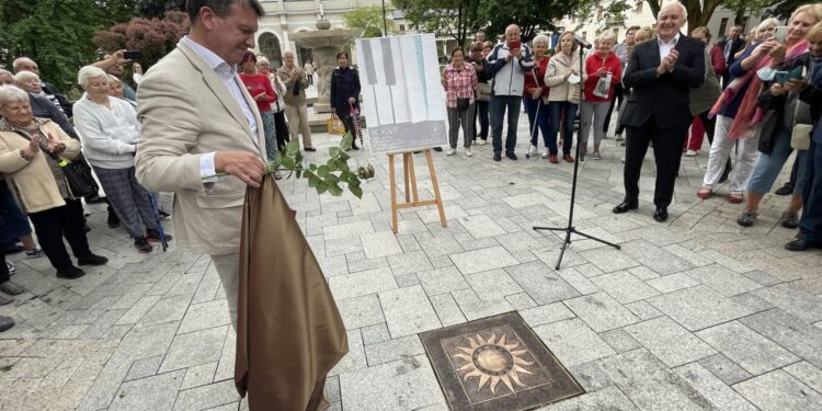 04.07.2021. Busko-Zdrój. 27 Międzynarodowy Festiwal Muzyczny im. Krystyny Jamroz. Odsłonięcie słoneczka przez Tomasza Strahla / Dorota Klusek / Radio Kielce