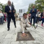 04.07.2021. Busko-Zdrój. 27 Międzynarodowy Festiwal Muzyczny im. Krystyny Jamroz. Odsłonięcie słoneczka przez Tomasza Strahla / Dorota Klusek / Radio Kielce