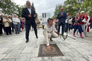 04.07.2021. Busko-Zdrój. 27 Międzynarodowy Festiwal Muzyczny im. Krystyny Jamroz. Odsłonięcie słoneczka przez Tomasza Strahla / Dorota Klusek / Radio Kielce