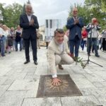 04.07.2021. Busko-Zdrój. 27 Międzynarodowy Festiwal Muzyczny im. Krystyny Jamroz. Odsłonięcie słoneczka przez Tomasza Strahla / Dorota Klusek / Radio Kielce