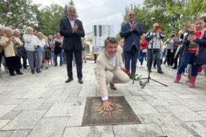 04.07.2021. Busko-Zdrój. 27 Międzynarodowy Festiwal Muzyczny im. Krystyny Jamroz. Odsłonięcie słoneczka przez Tomasza Strahla / Dorota Klusek / Radio Kielce