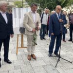 04.07.2021. Busko-Zdrój. 27 Międzynarodowy Festiwal Muzyczny im. Krystyny Jamroz. Odsłonięcie słoneczka przez Tomasza Strahla. Na zdjęciu (od lewej): Waldemar Sikora – burmistrz Buska Zdroju, Tomasz Strahl – wiolonczelista, Artur Jaroń – dyrektor artystyczny festiwalu. / Dorota Klusek / Radio Kielce