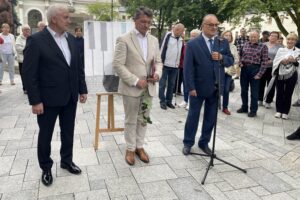 04.07.2021. Busko-Zdrój. 27 Międzynarodowy Festiwal Muzyczny im. Krystyny Jamroz. Odsłonięcie słoneczka przez Tomasza Strahla. Na zdjęciu (od lewej): Waldemar Sikora – burmistrz Buska Zdroju, Tomasz Strahl – wiolonczelista, Artur Jaroń – dyrektor artystyczny festiwalu. / Dorota Klusek / Radio Kielce