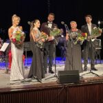 03.07.2021. Busko-Zdrój. 27 Międzynarodowy Festiwal im. Krystyny Jamroz w Busku Zdroju. Koncert „Buscy artyści Bogusławowi Kaczyńskiemu”. Na zdjęciu (od lewej): Joanna Nawrot, Klaudia Duda, Jakub Oczkowski, Roma Owsińska, Witold Matulka / Dorota Klusek / Radio Kielce