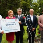 26.07.2021. Kielce. Briefing prasowy. Na zdjęciu (od lewej): Dariusz Wojciechowski - wicedyrektor I Liceum Ogólnokształcącego im. Stefan Żeromskiego, Anna Krupka - wiceminister sportu, Krzysztof Słoń - senator PiS, Piotr Wawrzyk - wiceminister spraw zagranicznych, Marcin Stępniewski - kielecki radny PiS / Wiktor Taszłow / Radio Kielce