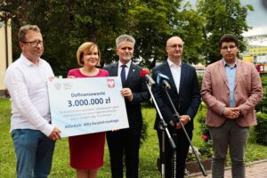 26.07.2021. Kielce. Briefing prasowy. Na zdjęciu (od lewej): Dariusz Wojciechowski - wicedyrektor I Liceum Ogólnokształcącego im. Stefan Żeromskiego, Anna Krupka - wiceminister sportu, Krzysztof Słoń - senator PiS, Piotr Wawrzyk - wiceminister spraw zagranicznych, Marcin Stępniewski - kielecki radny PiS / Wiktor Taszłow / Radio Kielce