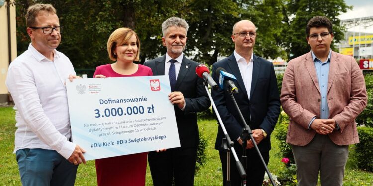 26.07.2021. Kielce. Briefing prasowy. Na zdjęciu (od lewej): Dariusz Wojciechowski - wicedyrektor I Liceum Ogólnokształcącego im. Stefan Żeromskiego, Anna Krupka - wiceminister sportu, Krzysztof Słoń - senator PiS, Piotr Wawrzyk - wiceminister spraw zagranicznych, Marcin Stępniewski - kielecki radny PiS / Wiktor Taszłow / Radio Kielce