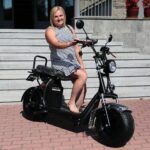 28.07.2021. Kielce.Przekazanie skutera od Radia Kielce. Na zdjęciu: Monika Andruszkiewicz - laureatka wakacyjnego konkursu Radia Kielce / Wiktor Taszlow / Radio Kielce