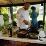 02.07.2021. Letnia kuchnia Radia Kielce. Piątkowa rybka. Na zdjęciu (od lewej): Tomasz Zapała - Polska Inicjatywa Kulinarna oraz Zespół Szkół Przemysłu Spożywczego i Magdalena Sitek - Radio Kielce / Aleksandra Bracha / Radio Kielce