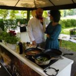 02.07.2021. Letnia kuchnia Radia Kielce. Piątkowa rybka. Na zdjęciu (od lewej): Tomasz Zapała - Polska Inicjatywa Kulinarna oraz Zespół Szkół Przemysłu Spożywczego i Magdalena Sitek - Radio Kielce / Aleksandra Bracha / Radio Kielce