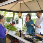 02.07.2021. Letnia kuchnia Radia Kielce. Piątkowa rybka. Na zdjęciu (po prawej): Magdalena Sitek - Radio Kielce i Tomasz Zapała - Polska Inicjatywa Kulinarna oraz Zespół Szkół Przemysłu Spożywczego / Aleksandra Bracha / Radio Kielce