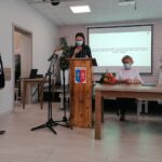 01.07..2021. Tuczępy. Zaprzysiężenie Jacka Wilka. Na zdjęciu (od lewej): Jacek Wilk - wójt Tuczęp, Patrycja Ślisarz - przewodnicząca Gminnej Komisji Wyborczej (przemawia) / Marta Gajda / Radio Kielce