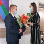 01.07..2021. Tuczępy. Zaprzysiężenie Jacka Wilka. Na zdjęciu: Jacek Wilk - wójt Tuczęp, Patrycja Ślisarz - przewodnicząca Gminnej Komisji Wyborczej / Marta Gajda / Radio Kielce