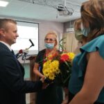 01.07.2021. Tuczępy. Zaprzysiężenie Jacka Wilka. Na zdjęciu (z lewej): Jacek Wilk - wójt Tuczęp, Stanisława Stolarska - sekretarz gminy / Marta Gajda / Radio Kielce