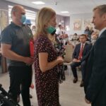 01.07.2021. Tuczępy. Zaprzysiężenie Jacka Wilka. Na zdjęciu (z prawej): Jacek Wilk - wójt Tuczęp oraz mieszkańcy gminy / Marta Gajda / Radio Kielce