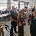 01.07.2021. Tuczępy. Zaprzysiężenie Jacka Wilka. Na zdjęciu (z prawej): Jacek Wilk - wójt Tuczęp oraz mieszkańcy gminy / Marta Gajda / Radio Kielce