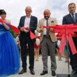 04.07.2021. Pacanów. Wielkie otwarcie Akademii Bajki w Pacanowie. Na zdjęciu (od lewej): Aleksandra Stachniak - dyrektor Europejskiego Centrum Bajki im. Koziołka Matołka, Wiesław Skop - burmistrz Pacanowa, Mariusz Gosek - poseł i Marek Strzała, radny Sejmiku Województwa Świętokrzyskiego / Marta Gajda / Radio Kielce