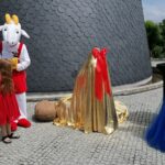 04.07.2021. Pacanów. Odsłonięcie ławeczki Koziołka Motołka w Pacanowie. Na zdjęciu (po prawej): Aleksandra Stachniak - dyrektor Europejskiego Centrum Bajki im. Koziołka Matołka / Marta Gajda / Radio Kielce