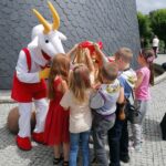 04.07.2021. Pacanów. Odsłonięcie ławeczki Koziołka Motołka w Pacanowie / Marta Gajda / Radio Kielce