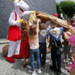 04.07.2021. Pacanów. Odsłonięcie ławeczki Koziołka Motołka w Pacanowie / Marta Gajda / Radio Kielce