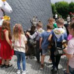 04.07.2021. Pacanów. Odsłonięcie ławeczki Koziołka Motołka w Pacanowie / Marta Gajda / Radio Kielce