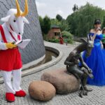 04.07.2021. Pacanów. Odsłonięcie ławeczki Koziołka Motołka w Pacanowie. Na zdjeciu (po prawej): Aleksandra Stachniak - dyrektor Europejskiego Centrum Bajki im. Koziołka Matołka / Marta Gajda / Radio Kielce