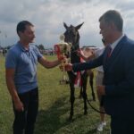 11.07.2021. Opatowiec. Świętokrzyski Młodzieżowy Championat Koni Małopolskich. Na zdjęciu hodowca Michał Szwach, puchar mu wręcza Sławomir Kowalczyk - burmistrz Opatowca / Marta Gajda / Radio Kielce