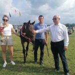 11.07.2021. Opatowiec. Świętokrzyski Młodzieżowy Championat Koni Małopolskich. Na zdjęciu (od prawej) Józef Cepil - dyrektor ARiMR Kielce i hodowcy / Marta Gajda / Radio Kielce