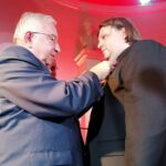 14.07.2021. Busko-Zdrój. XXVI Międzynarodowy Festiwal „Lato z Chopinem” im. Barbary Hesse-Bukowskiej. Na zdjęciu: poseł Krzysztof Lipiec (z lewej) wręcza Krystianowi Tkaczewskiemu - dyrektorowi artystycznemu festiwalu brązowy medal „Zasłużony Kulturze Gloria Artis” / Marta Gajda / Radio Kielce