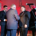 14.07.2021. Busko-Zdrój. XXVI Międzynarodowy Festiwal „Lato z Chopinem” im. Barbary Hesse-Bukowskiej. Na zdjęciu (od lewej): Michał Płatek - prezes Uzdrowiska Busko-Zdrój, poseł Krzysztof Lipiec, Krystian Tkaczewski - dyrektor artystyczny festiwalu / Marta Gajda / Radio Kielce