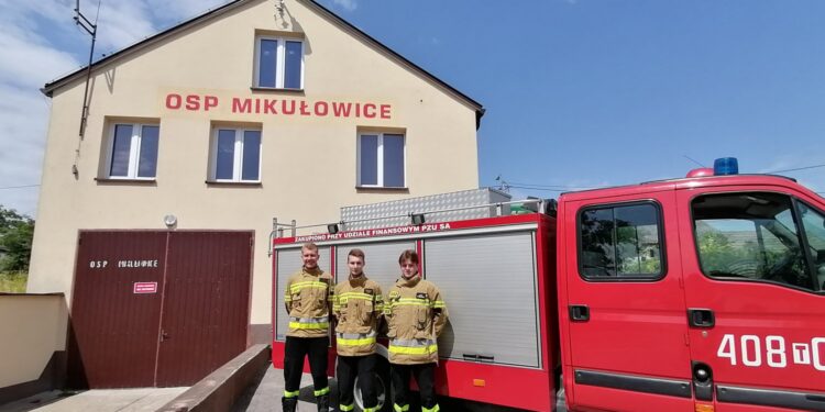 21.07.2021. Mikułowice. Druhowie z OSP Mikułowice / Marta Gajda / Radio Kielce