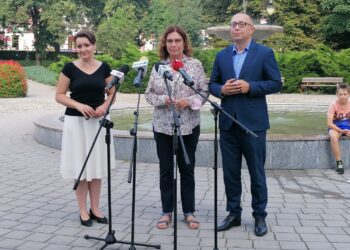 28.07.2021. Pińczów. Plac Wolności. Konferencja prasowa Koalicji Obywatelskiej. Na zdjęciu (od lewej): posłanka Marzena Okła-Drewnowicz,   wicemarszałek Sejmu Małgorzata Kidawa-Błońska oraz przewodniczący Świętokrzyskiej PO Artur Gierada / Marta Gajda / Radio Kielce