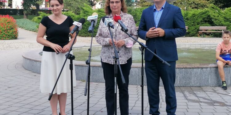 28.07.2021. Pińczów. Plac Wolności. Konferencja prasowa Koalicji Obywatelskiej. Na zdjęciu (od lewej): posłanka Marzena Okła-Drewnowicz,   wicemarszałek Sejmu Małgorzata Kidawa-Błońska oraz przewodniczący Świętokrzyskiej PO Artur Gierada / Marta Gajda / Radio Kielce