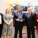 29.07.2021. Kielce. Podpisanie umów na dofinansowanie projektów ze środków unijnych w ramach RPO. Na zdjęciu (od lewej): Ryszard Barna - wicestarosta powiatu pińczowskiego, Anita Głuszek - skarbnik powiatu pińczowskiego, Zbigniew Kierkowski - starosta powiatu Pińczowskiego, Andrzej Bętkowski - marszałek województwa świętokrzyskiego, Renata Janik - wicemarszałek województwa świętokrzyskiego / Wiktor Taszłow / Radio Kielce