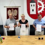01.07.2021. Słupia Konecka. Podpisanie porozumienia między gminami: Słupia Konecka, Łopuszno i Krasocin. Na zdjęciu (od lewej): Ireneusz Gliściński - wójt gminy Krasocin, Irena Marcisz – wójt gminy Łopuszno, Robert Wielgopolan – wójt Słupi Koneckiej / Magdalena Galas-Klusek / Radio Kielce