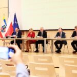 29.07.2021. Kielce. Podpisanie umów na dofinansowanie projektów ze środków unijnych w ramach RPO. Na zdjęciu (od lewej): Jacek Sułek - dyrektor Departamentu Inwestycji i Rozwoju urzędu marszałkowskiego w Kielcach, Renata Janik - wicemarszałek województwa świętokrzyskiego, Andrzej Bętkowski - marszałek województwa świętokrzyskiego, Marek Bogusławski - wicemarszałek województwa świętokrzyskiego, Andrzej Pruś - przewodniczący Sejmiku Województwa Świętokrzyskiego / Wiktor Taszłow / Radio Kielce