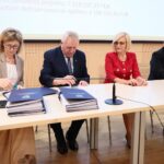 29.07.2021. Kielce. Podpisanie umów na dofinansowanie projektów ze środków unijnych w ramach RPO. Na zdjęciu (od lewej): Justyna Stępień - skarbnik gminy Strawczyn, Tadeusz Tkaczyk - wójt gminy Strawczyn, Renata Janik - wicemarszałek województwa świętokrzyskiego, Andrzej Bętkowski - marszałek województwa świętokrzyskiego / Wiktor Taszłow / Radio Kielce