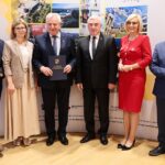 29.07.2021. Kielce. Podpisanie umów na dofinansowanie projektów ze środków unijnych w ramach RPO. Na zdjęciu (od lewej): Andrzej Pruś - przewodniczący Sejmiku Województwa Świętokrzyskiego, Justyna Stępień - skarbnik gminy Strawczyn, Tadeusz Tkaczyk - wójt gminy Strawczyn, Andrzej Bętkowski - marszałek województwa świętokrzyskiego, Renata Janik - wicemarszałek województwa świętokrzyskiego, Marek Bogusławski - wicemarszałek województwa świętokrzyskiego / Wiktor Taszłow / Radio Kielce